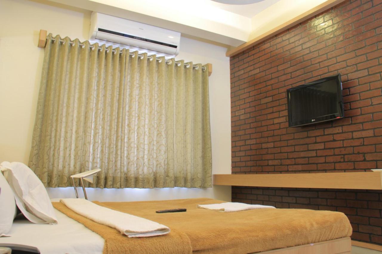 Hotel Sai Gurusthan Ширді Екстер'єр фото