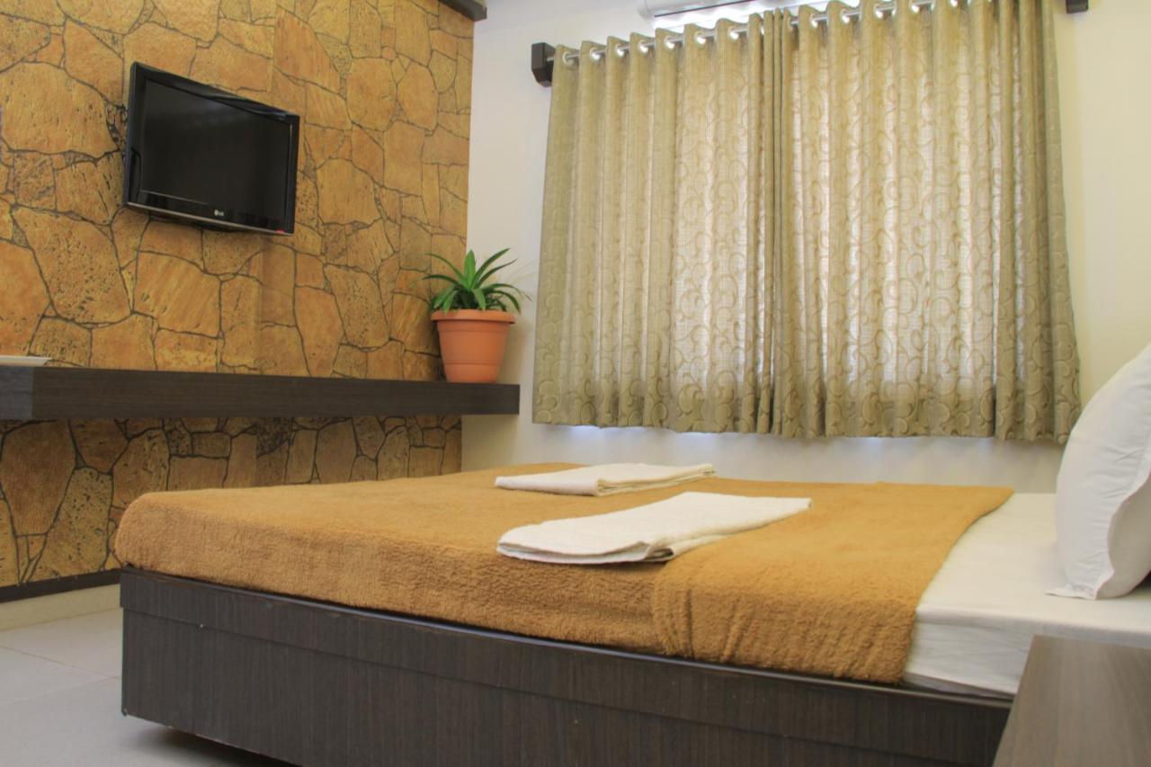 Hotel Sai Gurusthan Ширді Екстер'єр фото