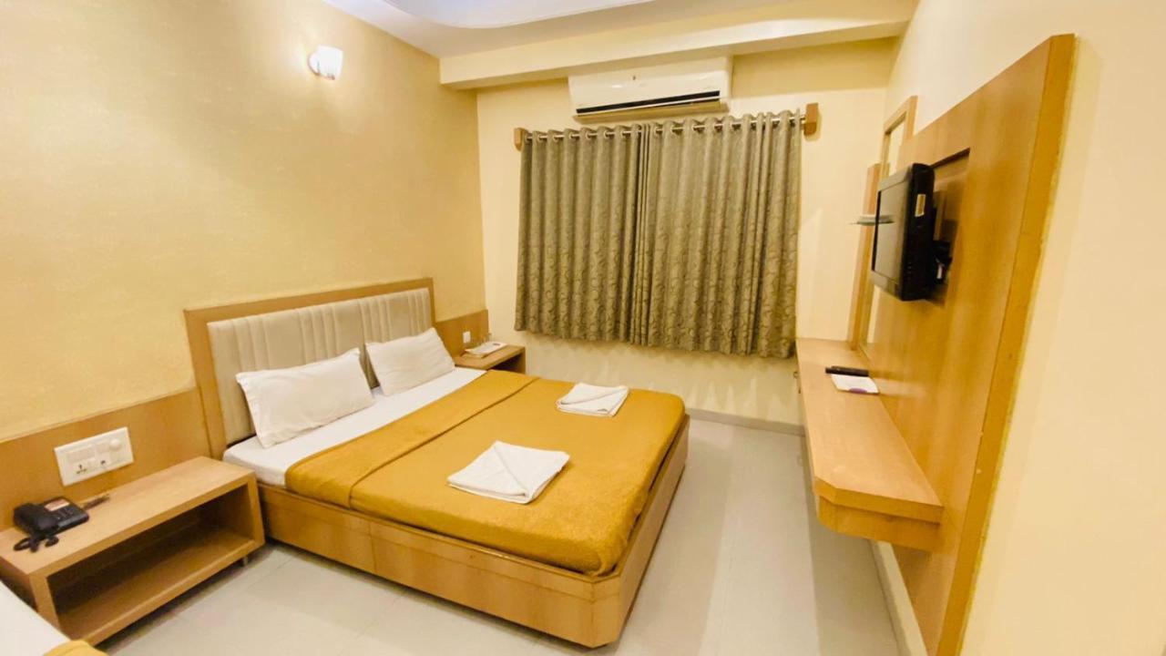 Hotel Sai Gurusthan Ширді Екстер'єр фото