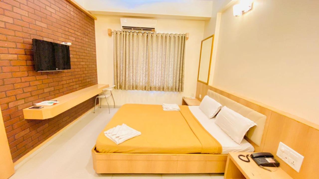 Hotel Sai Gurusthan Ширді Екстер'єр фото